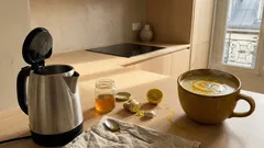 Tisane tonique du soir : gingembre, ail, curcuma, citron et miel pour apaiser la gorge