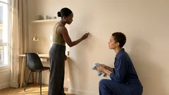 Effacer une trace de crayon sur un mur avec un bouchon de liège, sans auréole